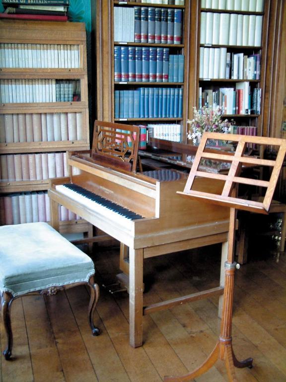 Гостевой дом Gregynog Hall Tregynon Экстерьер фото