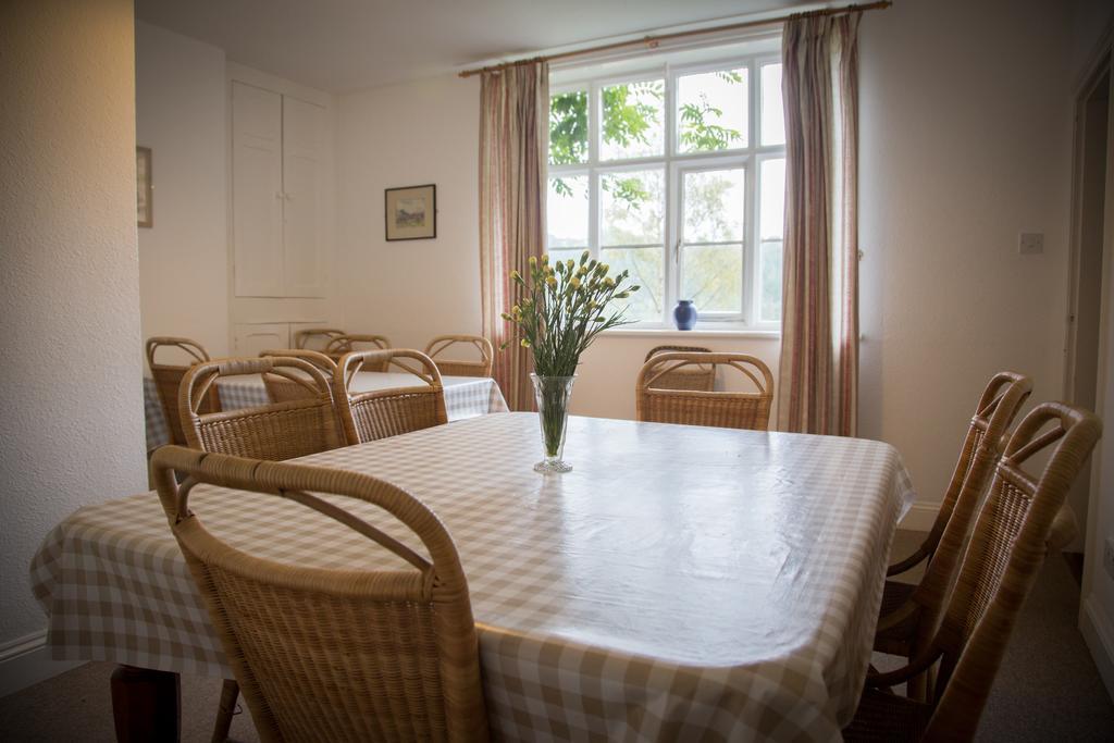 Гостевой дом Gregynog Hall Tregynon Экстерьер фото