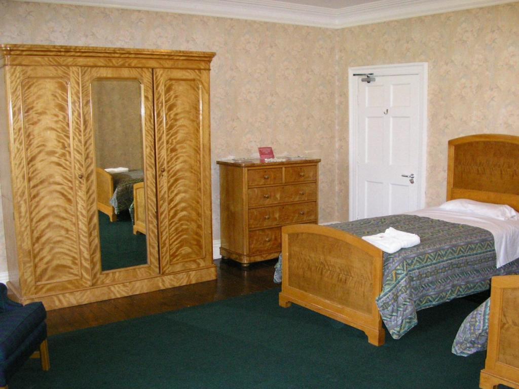Гостевой дом Gregynog Hall Tregynon Номер фото