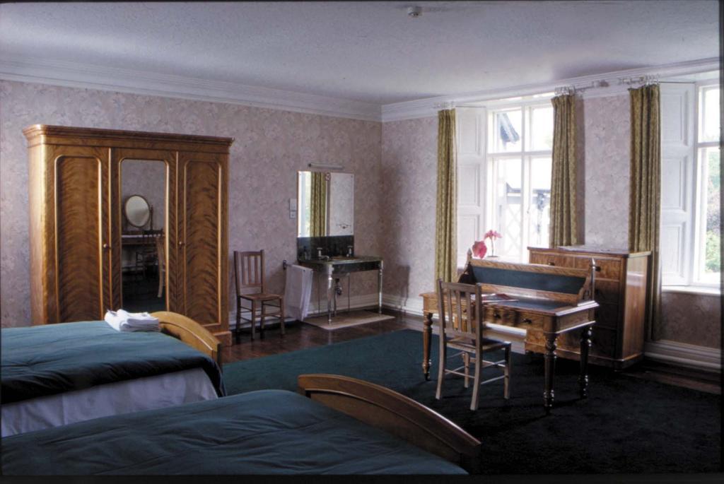 Гостевой дом Gregynog Hall Tregynon Экстерьер фото