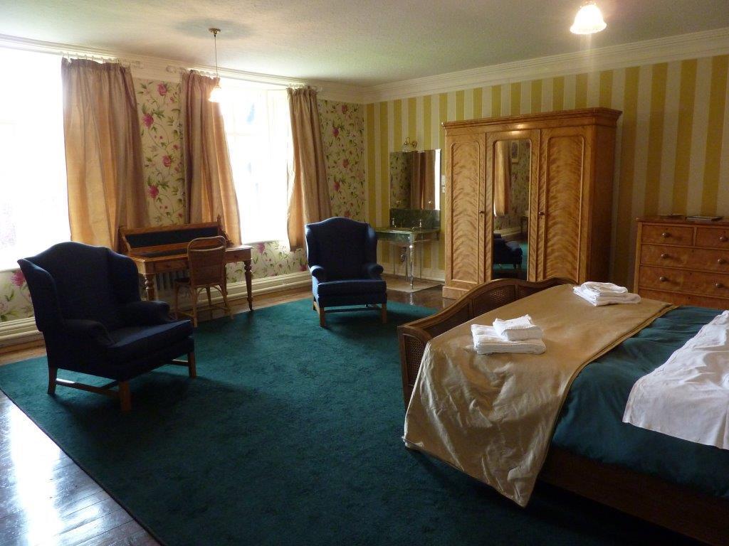 Гостевой дом Gregynog Hall Tregynon Экстерьер фото